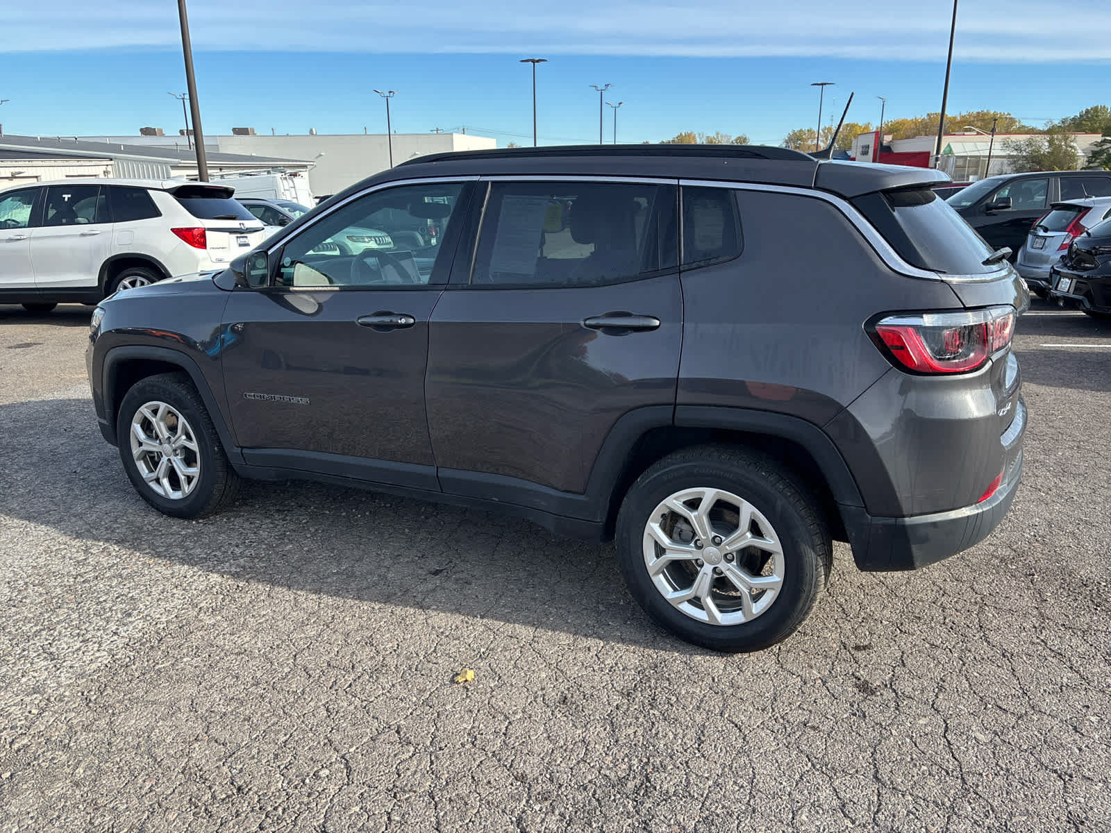 Used 2024 Jeep Compass Latitude w/ Convenience Group AWD/4WD image 2