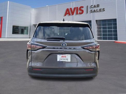 Used 2025 Toyota Sienna LE image 7
