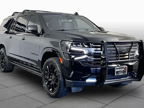 Used 2023 Chevrolet Suburban High Country RWD image 3