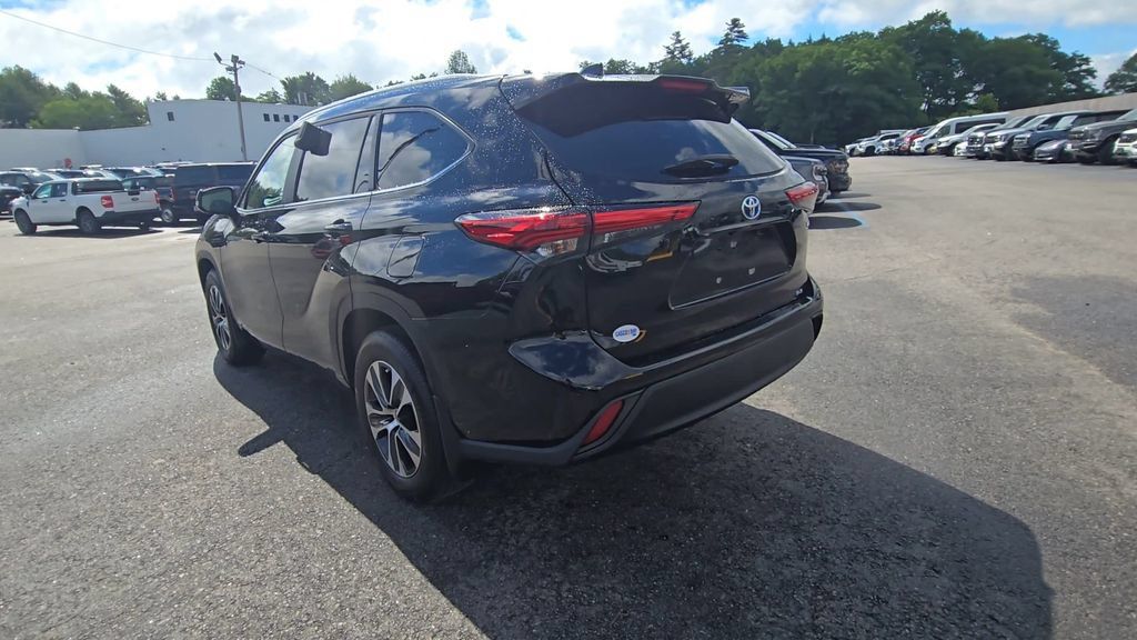 Used 2023 Toyota Highlander XLE AWD/4WD image 18