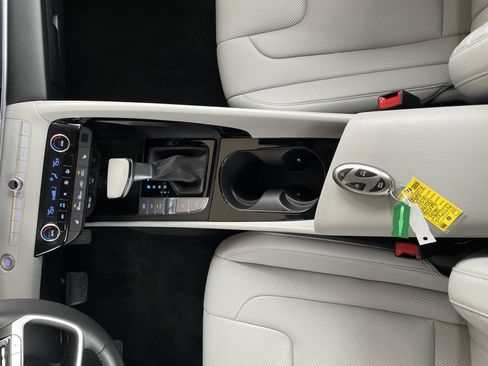 Used 2024 Hyundai Elantra Limited image 11