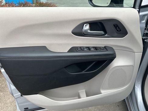 Used 2024 Chrysler Pacifica Touring-L image 15