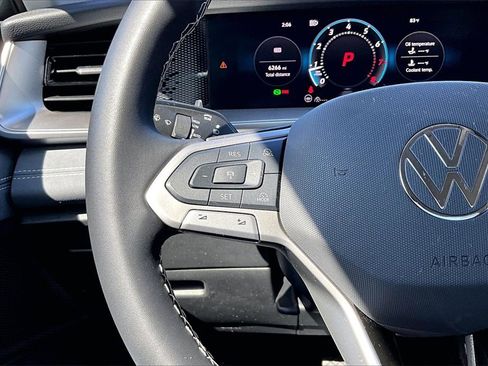 Certified 2025 Volkswagen Tiguan SE image 24