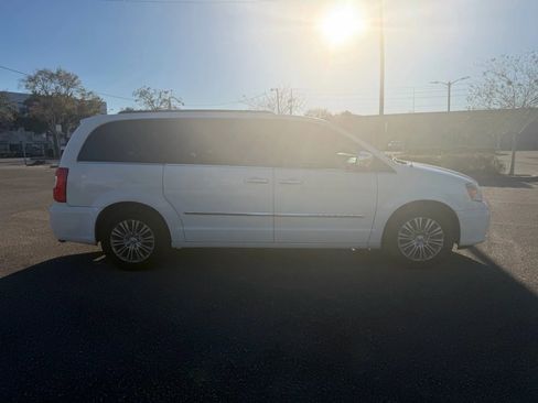 Used 2013 Chrysler Town & Country Touring-L w/ Driver Convenience Group image 7