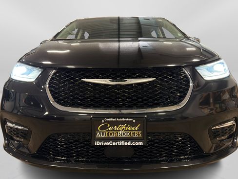 Used 2023 Chrysler Pacifica Limited FWD image 11