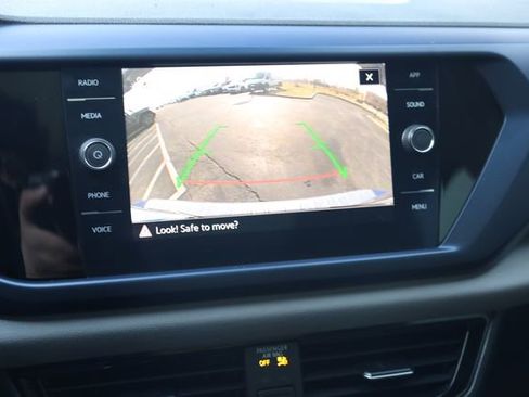 Used 2022 Volkswagen Taos SE w/ Panoramic Sunroof Package image 17