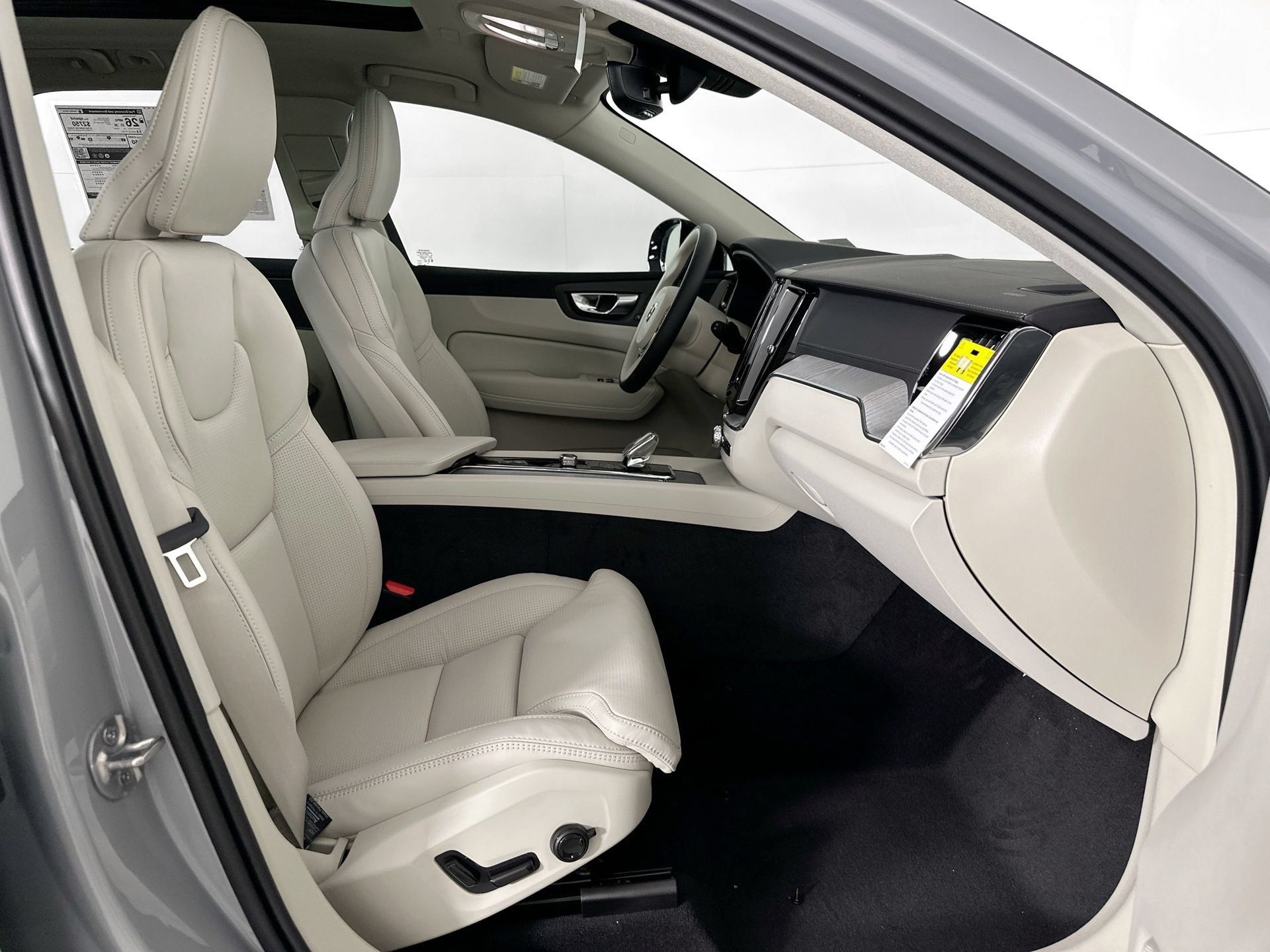 Certified 2025 Volvo XC60 B5 Ultra w/ Protection Package Premier AWD/4WD image 17