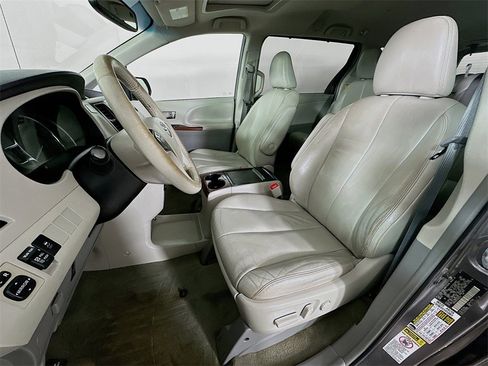 Used 2013 Toyota Sienna XLE image 28