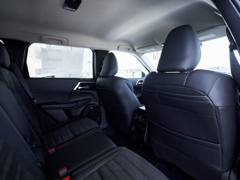 Used 2025 Mitsubishi Outlander SE image 25