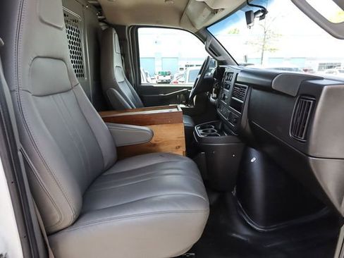 Used 2022 GMC Savana 2500 w/ Chrome Appearance Package RWD image 23