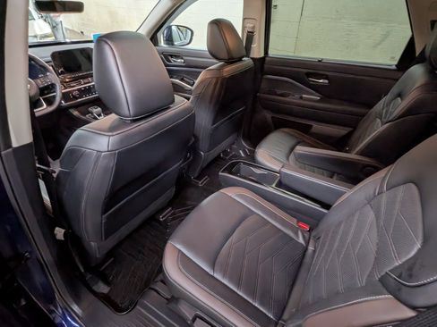 Used 2024 Nissan Pathfinder Platinum AWD/4WD image 9