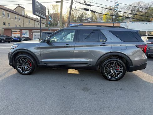 Used 2025 Ford Explorer ST-Line w/ ST-Line Street Pack image 7