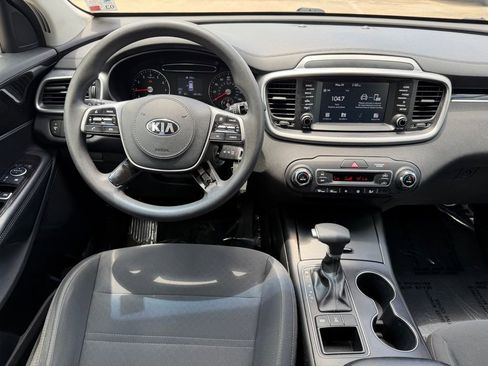 Used 2019 Kia Sorento AWD V6 image 16