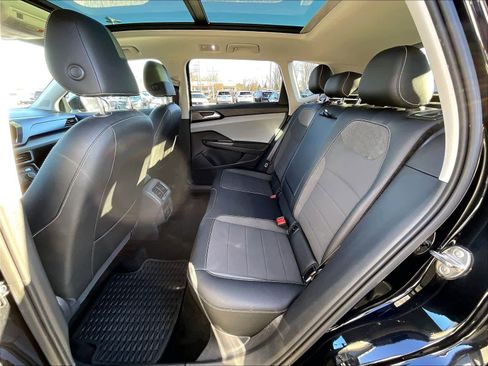 Used 2022 Volkswagen Taos SE w/ Panoramic Sunroof Package image 15