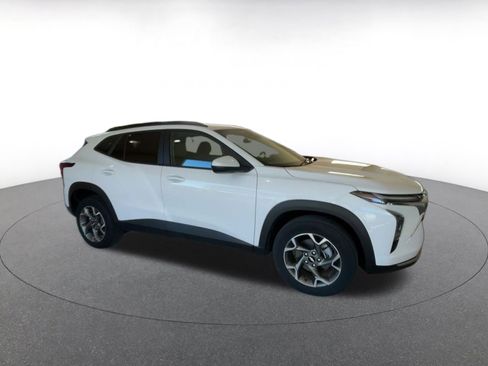 Used 2025 Chevrolet Trax LT image 2