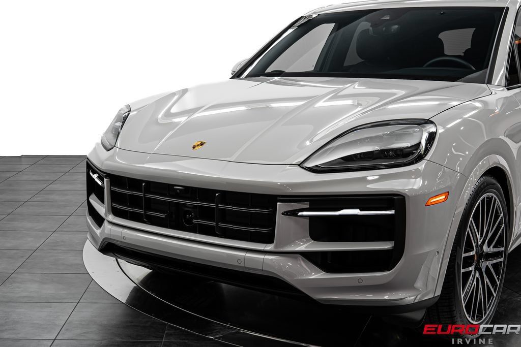 Used 2025 Porsche Cayenne AWD/4WD image 12