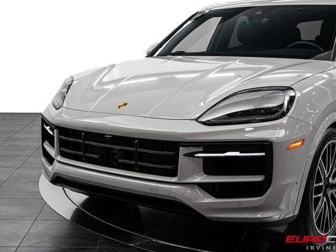Used 2025 Porsche Cayenne AWD/4WD image 12