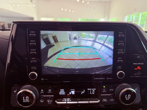 Used 2022 Toyota Highlander XLE AWD/4WD image 26