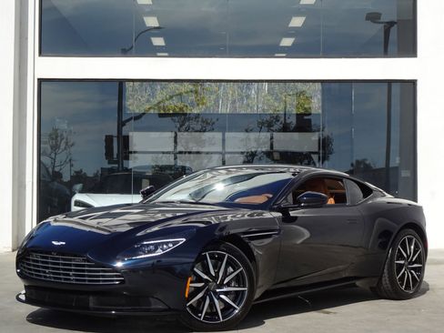 Used 2021 Aston Martin DB11 Coupe image 11