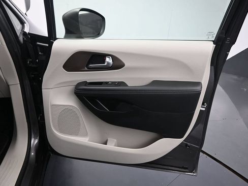Used 2023 Chrysler Voyager LX FWD image 19