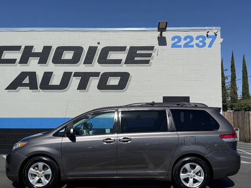Used 2012 Toyota Sienna LE w/ Towing Pkg FWD image 16