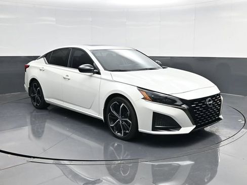 Used 2024 Nissan Altima 2.5 SR w/ SR Premium Package FWD image 1