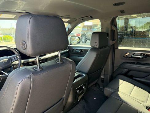 Used 2025 Chevrolet Suburban Z71 AWD/4WD image 12