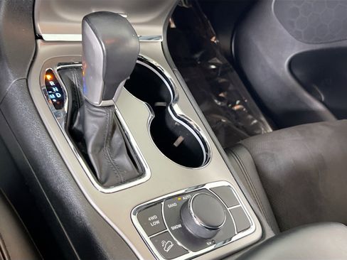 Used 2022 Jeep Grand Cherokee Laredo X image 17