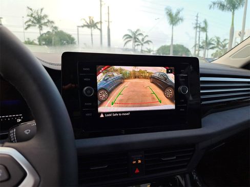 Used 2025 Volkswagen Jetta SE w/ Sunroof Package image 11