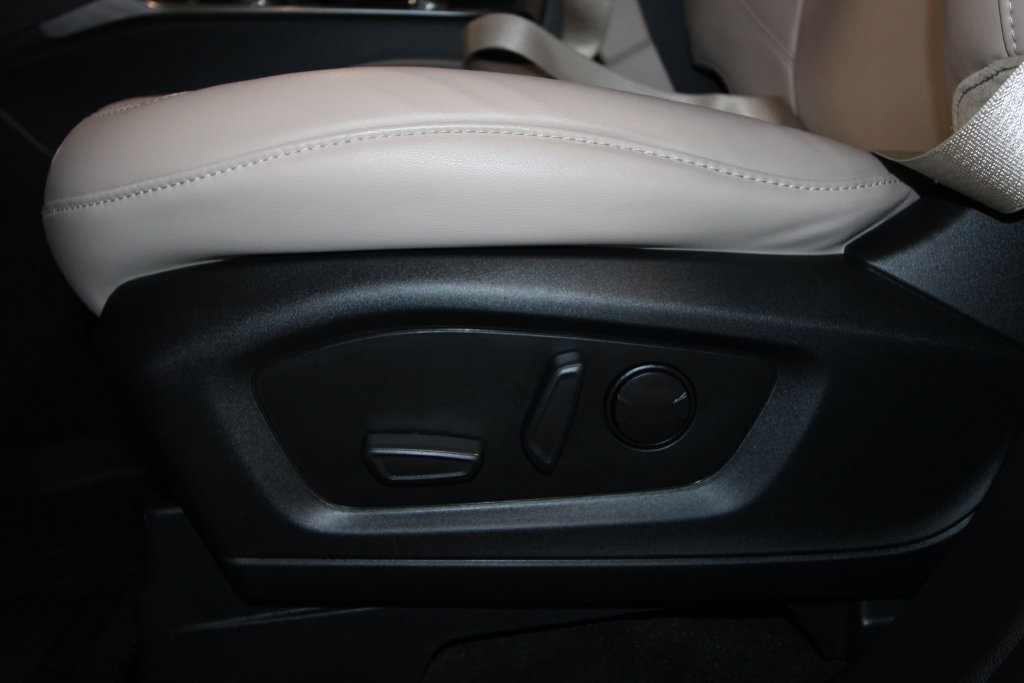 Used 2023 Ford Explorer XLT w/ Equipment Group 202A AWD/4WD image 7