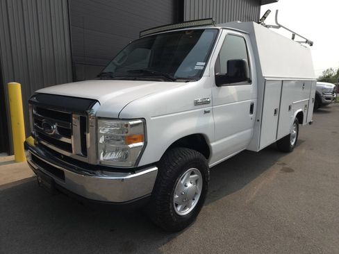 Used 2015 Ford E-350 and Econoline 350 Super Duty RWD image 2