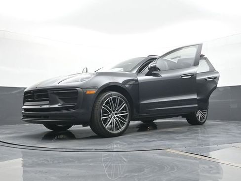 Certified 2025 Porsche Macan AWD/4WD image 31