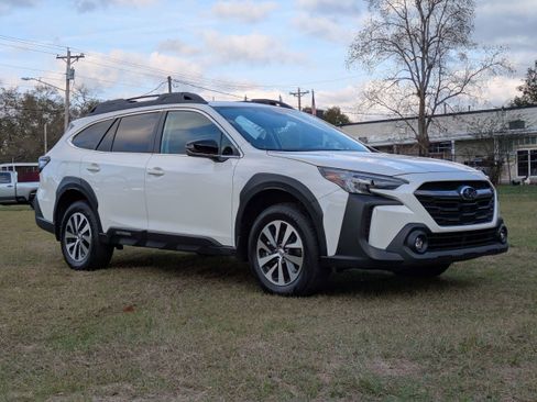 Used 2023 Subaru Outback Premium image 2