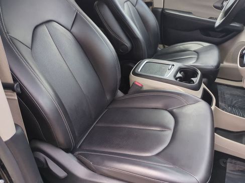 Used 2023 Chrysler Pacifica Touring-L FWD image 22