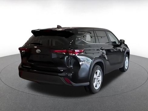 Used 2025 Toyota Highlander LE FWD image 12