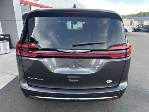 Used 2023 Chrysler Pacifica Touring-L FWD image 7