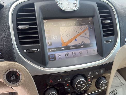 Used 2011 Chrysler 300 Limited RWD image 20