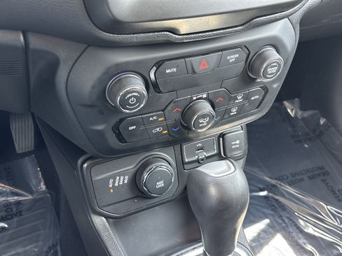 Used 2020 Jeep Renegade Altitude AWD/4WD image 24