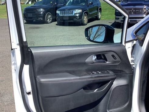 Certified 2025 Chrysler Pacifica Select FWD image 15