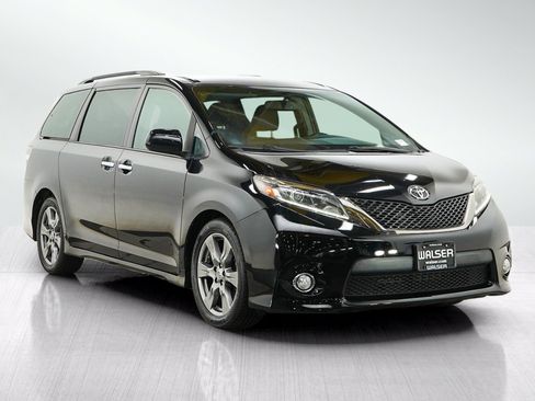 Used 2017 Toyota Sienna SE FWD image 7