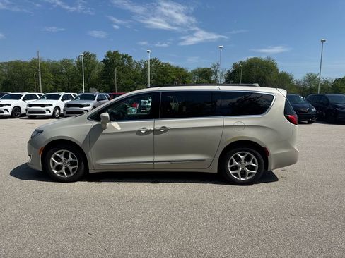 Used 2017 Chrysler Pacifica Touring-L w/ Tire & Wheel Group FWD image 20