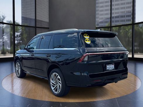 Used 2025 Lincoln Navigator Reserve AWD/4WD image 4