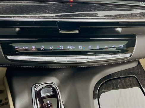 Used 2023 Cadillac Escalade Premium Luxury AWD/4WD image 15