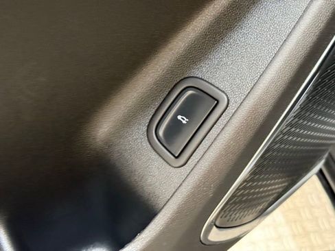 Used 2025 GMC Acadia Elevation image 31