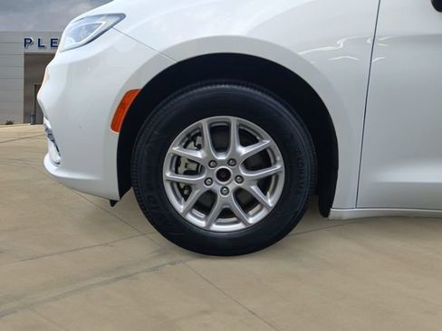 Used 2024 Chrysler Pacifica Touring-L FWD image 14