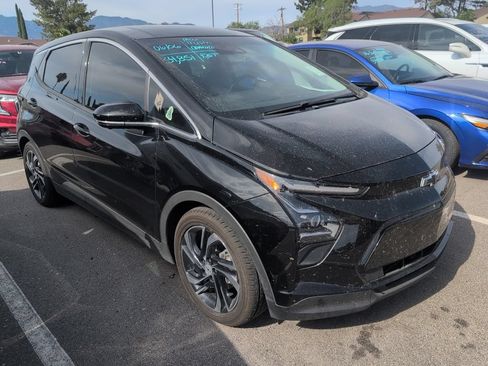 Used 2023 Chevrolet Bolt LT w/ Infotainment Package FWD image 2