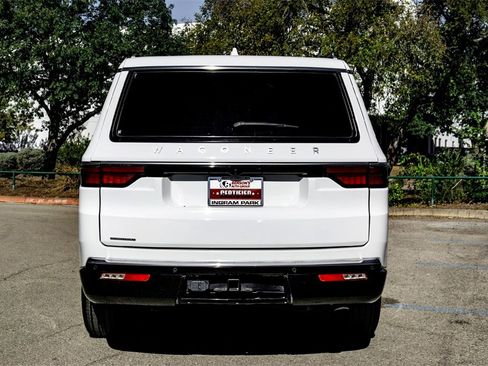 Used 2023 Jeep Wagoneer 4WD image 6