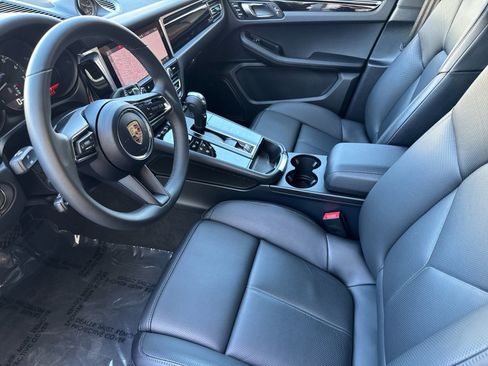 Certified 2025 Porsche Macan image 4