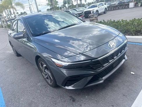Used 2025 Hyundai Elantra SEL FWD image 3