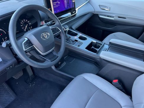 Used 2025 Toyota Sienna XLE FWD image 9